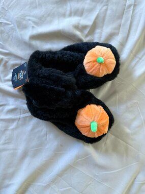 NWT Hyde & EEK! Black Plush Faux Fur Pumpkin Slipper Socks w/ Grippers - S/M